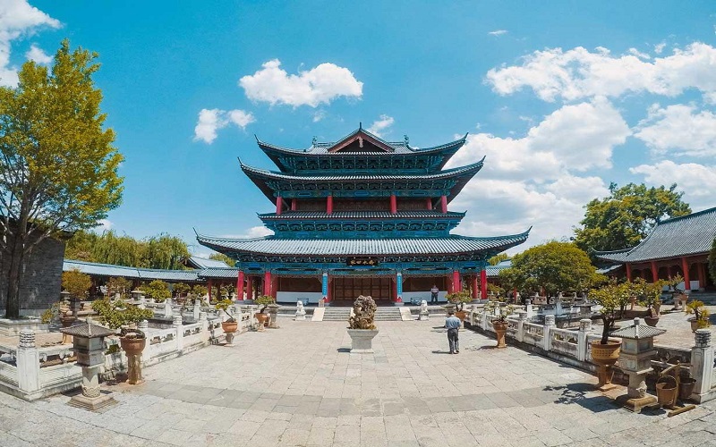 Du lịch Lệ Giang Cổ Trấn mùa hè: Vẻ hoành tráng của Mộc Phủ ở Lệ Giang cổ trấn (Ảnh sưu tầm) Du lịch Lệ Giang Cổ Trấn mùa hè: Vẻ hoành tráng của Mộc Phủ ở Lệ Giang cổ trấn (Ảnh sưu tầm)