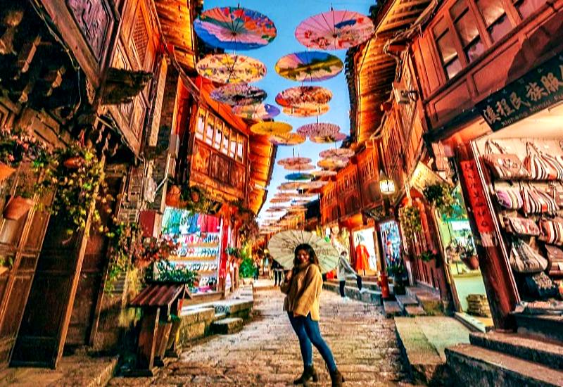 Diện áo khoác nhẹ khi đi du lịch Lệ Giang cổ trấn mùa thu (Ảnh sưu tầm) Diện áo khoác nhẹ khi đi du lịch Lệ Giang cổ trấn mùa thu (Ảnh sưu tầm)