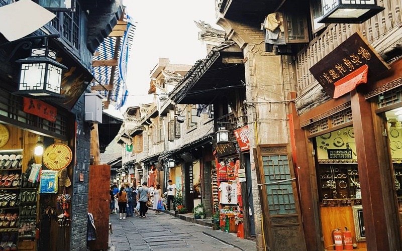 Dạo quang con phố nhộn nhịp khi du lịch Phượng hoàng cố trấn tự túc cho 2 người (Ảnh sưu tầm) Dạo quang con phố nhộn nhịp khi du lịch Phượng hoàng cố trấn tự túc cho 2 người (Ảnh sưu tầm)