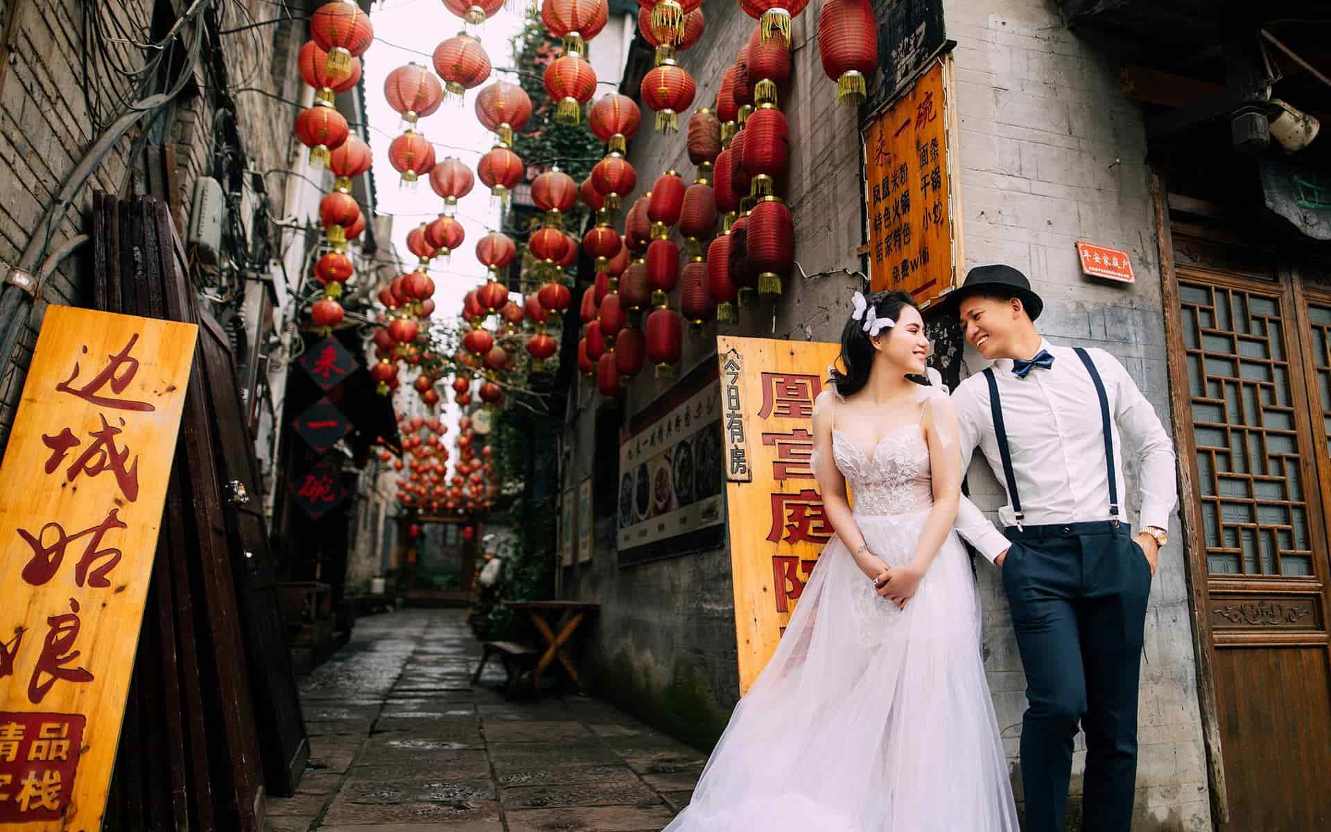 Du lịch Phượng Hoàng cổ trấn có gì hay: Mặc những bộ đồ cưới cách tân sẽ càng khiến bạn nổi bật ở Phượng Hoàng Cổ Trấn hơn (Ảnh: sưu tầm) Du lịch Phượng Hoàng cổ trấn có gì hay: Mặc những bộ đồ cưới cách tân sẽ càng khiến bạn nổi bật ở Phượng Hoàng Cổ Trấn hơn (Ảnh: sưu tầm)