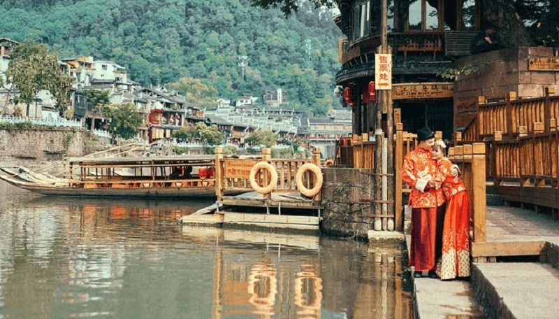 Du lịch Phượng Hoàng cổ trấn có gì hay: Màu sắc rực rỡ này thì hợp với cảnh sắc ở Phượng Hoàng Cổ Trấn quá rồi (Ảnh: sưu tầm) Du lịch Phượng Hoàng cổ trấn có gì hay: Màu sắc rực rỡ này thì hợp với cảnh sắc ở Phượng Hoàng Cổ Trấn quá rồi (Ảnh: sưu tầm)