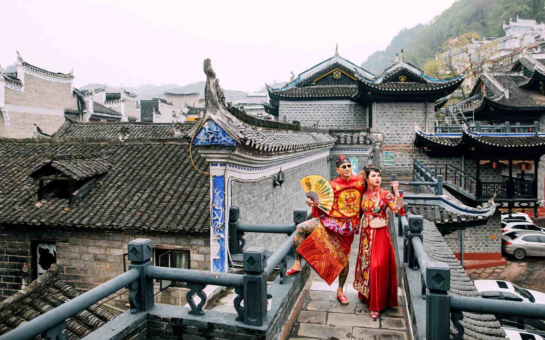 Du lịch Phượng Hoàng cổ trấn có gì hay: Trang phục tân lang, tân nương đỏ sẽ đem lại may mắn cho cô dâu và chú rể (Ảnh: sưu tầm) Du lịch Phượng Hoàng cổ trấn có gì hay: Trang phục tân lang, tân nương đỏ sẽ đem lại may mắn cho cô dâu và chú rể (Ảnh: sưu tầm)