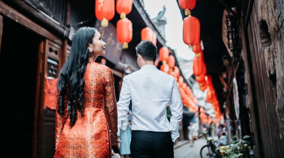 Du lịch Phượng Hoàng cổ trấn có gì hay: Áo dài là trang phục cưới không thể thiếu trong bộ sưu tập ảnh cưới ở Phượng Hoàng Cổ Trấn (Ảnh: sưu tầm) Du lịch Phượng Hoàng cổ trấn có gì hay: Áo dài là trang phục cưới không thể thiếu trong bộ sưu tập ảnh cưới ở Phượng Hoàng Cổ Trấn (Ảnh: sưu tầm)