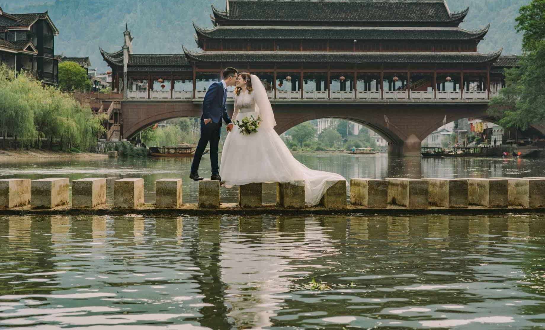 Du lịch Phượng Hoàng cổ trấn có gì hay: Ảnh cưới chụp ở Phượng Hoàng Cổ Trấn đẹp như một kiệt tác (Ảnh: sưu tầm) Du lịch Phượng Hoàng cổ trấn có gì hay: Ảnh cưới chụp ở Phượng Hoàng Cổ Trấn đẹp như một kiệt tác (Ảnh: sưu tầm)