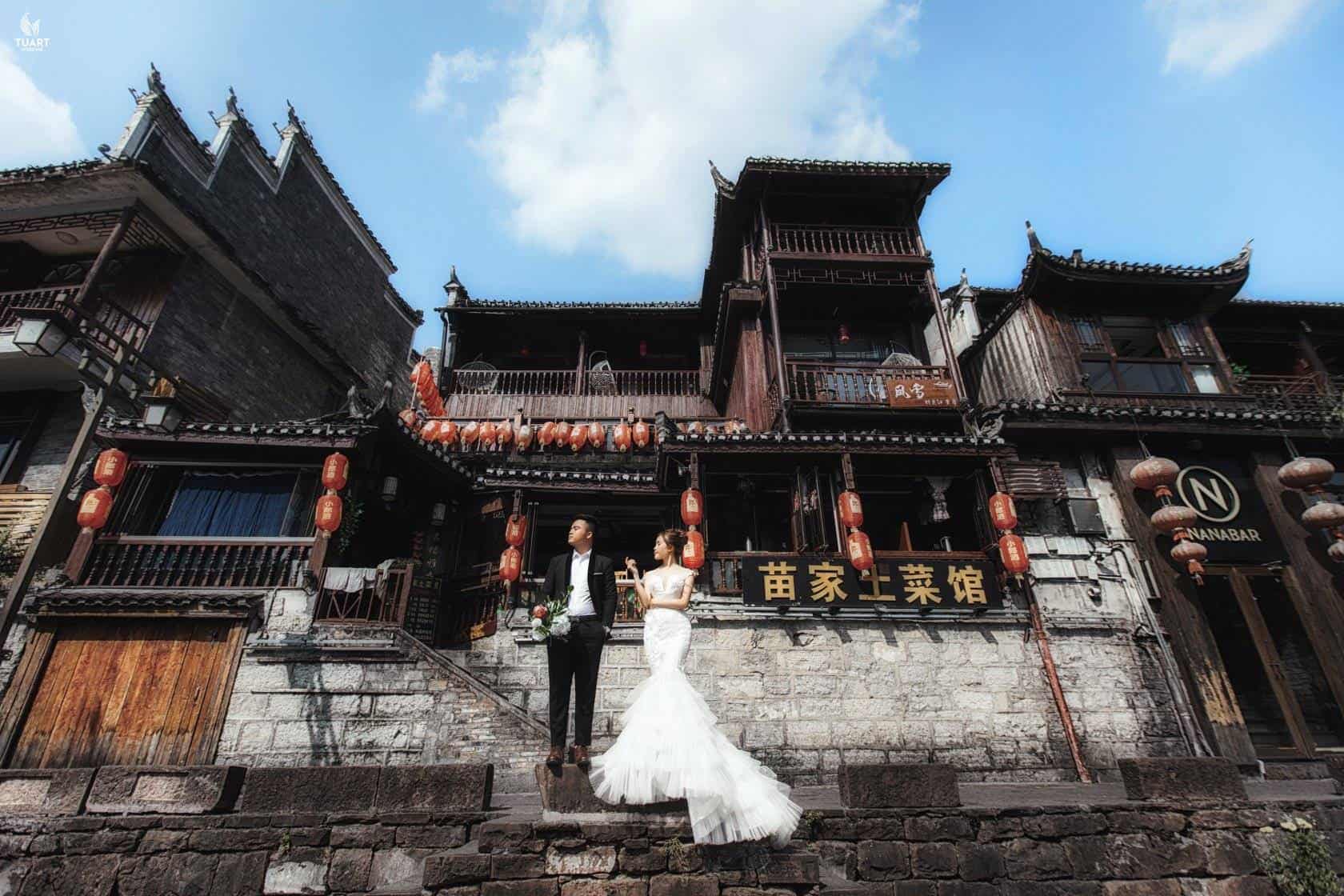 Du lịch Phượng Hoàng cổ trấn có gì hay: Chẳng cần phải tạo bối cảnh nhiều Phượng Hoàng Cổ Trấn có vô số góc siêu đẹp (Ảnh: sưu tầm) Du lịch Phượng Hoàng cổ trấn có gì hay: Chẳng cần phải tạo bối cảnh nhiều Phượng Hoàng Cổ Trấn có vô số góc siêu đẹp (Ảnh: sưu tầm)