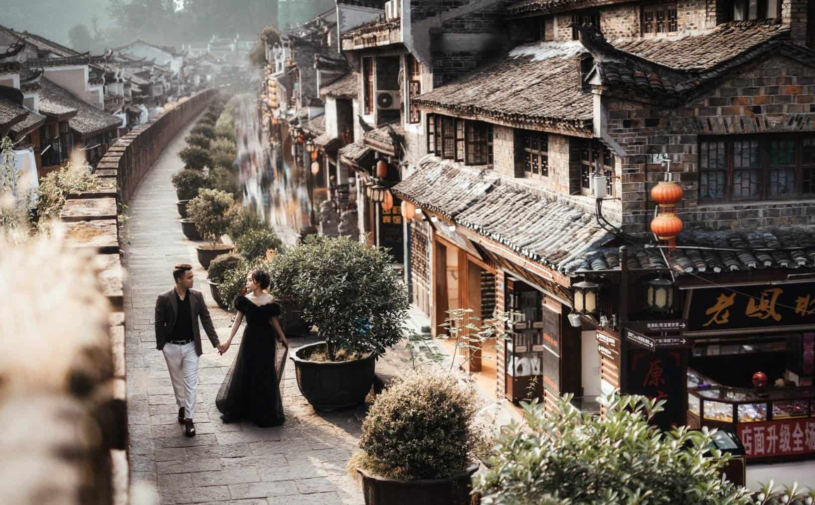 Du lịch Phượng Hoàng cổ trấn có gì hay: Một bộ váy cưới màu đen càng tăng thêm tính hoài niệm khi dạo bước trên phố của Phượng Hoàng Cổ Trấn (Ảnh: sưu tầm) Du lịch Phượng Hoàng cổ trấn có gì hay: Một bộ váy cưới màu đen càng tăng thêm tính hoài niệm khi dạo bước trên phố của Phượng Hoàng Cổ Trấn (Ảnh: sưu tầm)