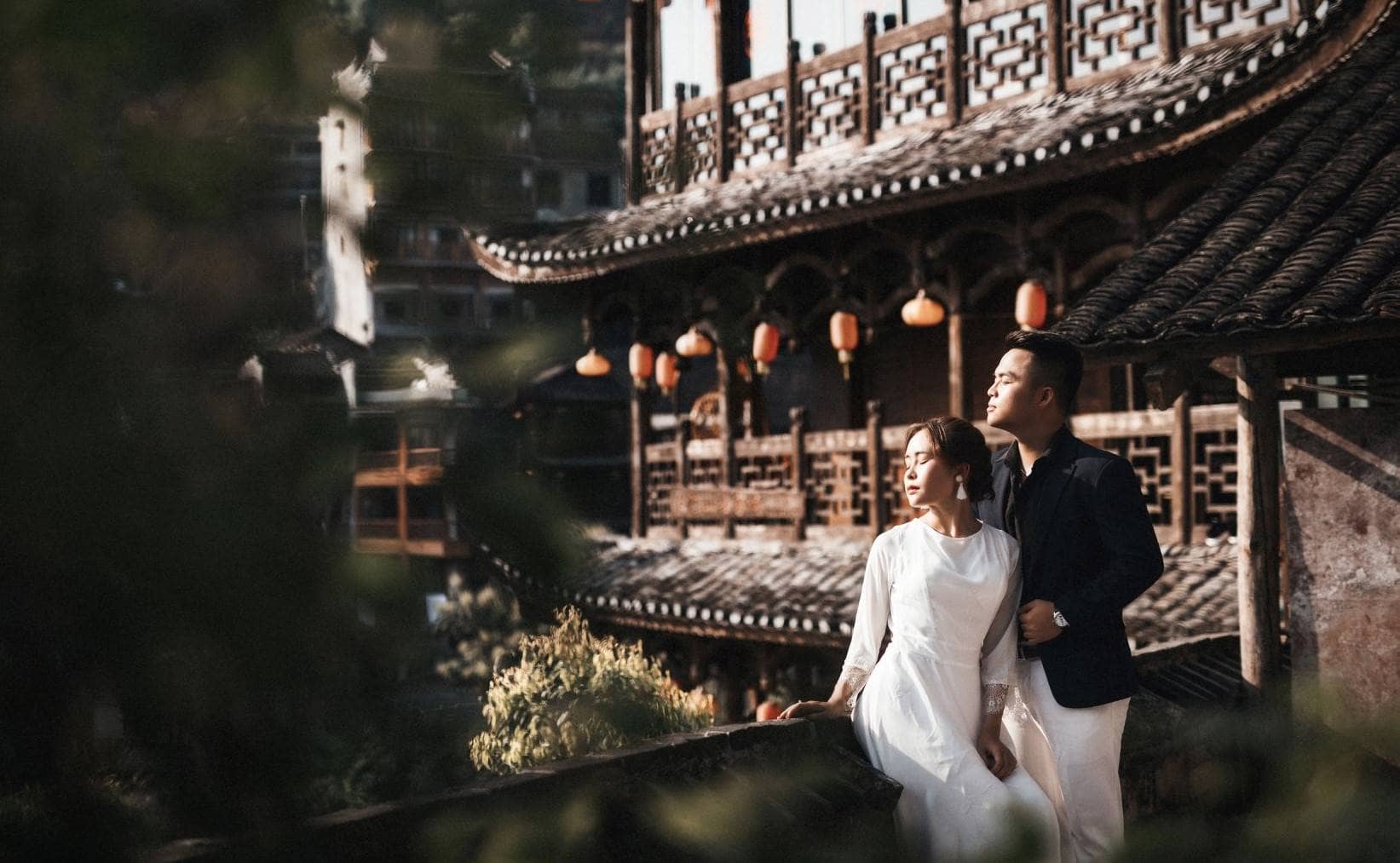 Du lịch Phượng Hoàng cổ trấn có gì hay: Áo dài trắng khiến cho bức hình cưới của cô gái ở Phượng Hoàng Cổ Trấn trở nên nhẹ nhàng và thanh tao hơn (Ảnh: sưu tầm) Du lịch Phượng Hoàng cổ trấn có gì hay: Áo dài trắng khiến cho bức hình cưới của cô gái ở Phượng Hoàng Cổ Trấn trở nên nhẹ nhàng và thanh tao hơn (Ảnh: sưu tầm)