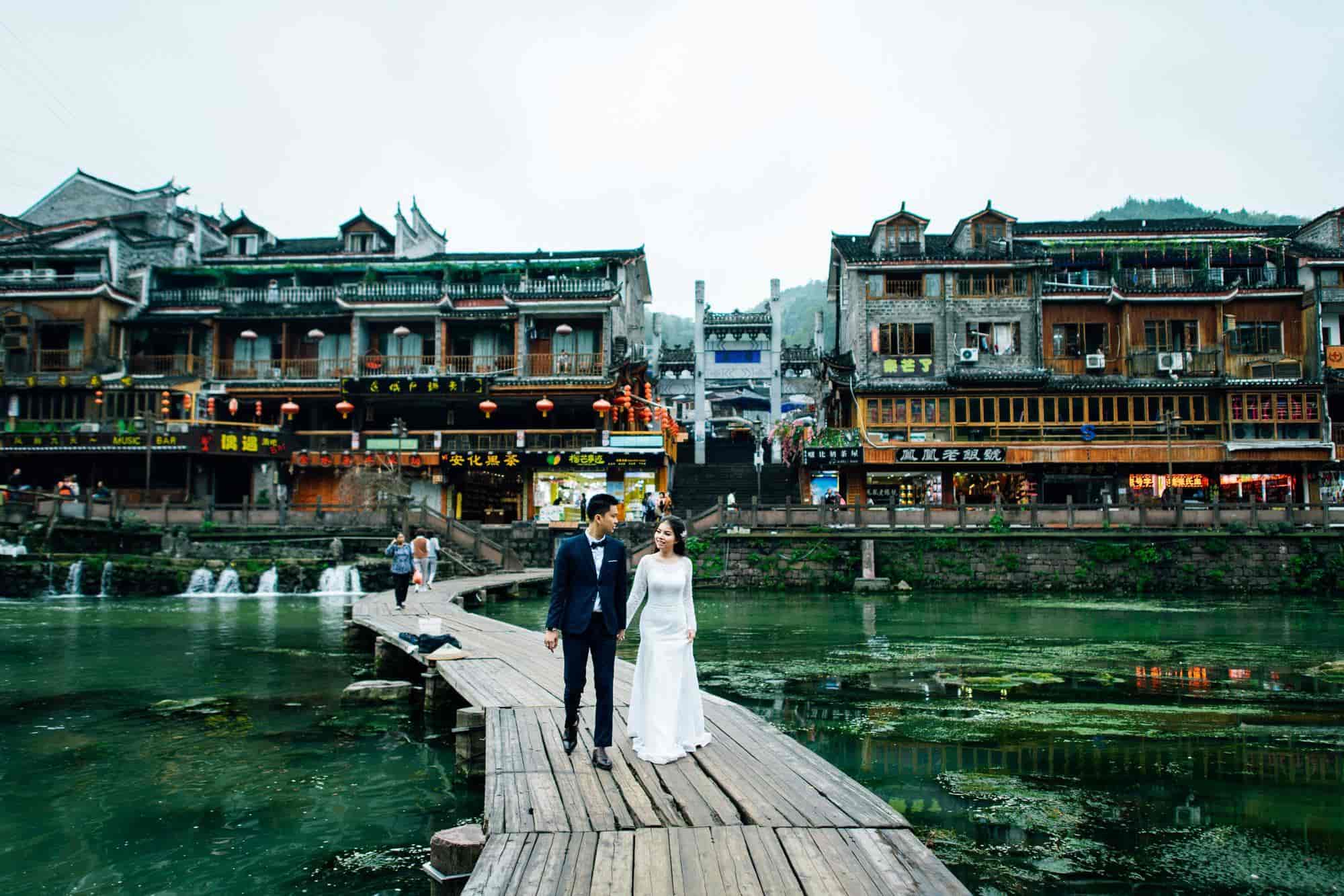 Du lịch Phượng Hoàng cổ trấn có gì hay: Đây cũng là lúc thời tiết ở Phượng Hoàng Cổ trấn thuận tiện cho việc thay đổi nhiều trang phục nhất (Ảnh: sưu tầm) Du lịch Phượng Hoàng cổ trấn có gì hay: Đây cũng là lúc thời tiết ở Phượng Hoàng Cổ trấn thuận tiện cho việc thay đổi nhiều trang phục nhất (Ảnh: sưu tầm)