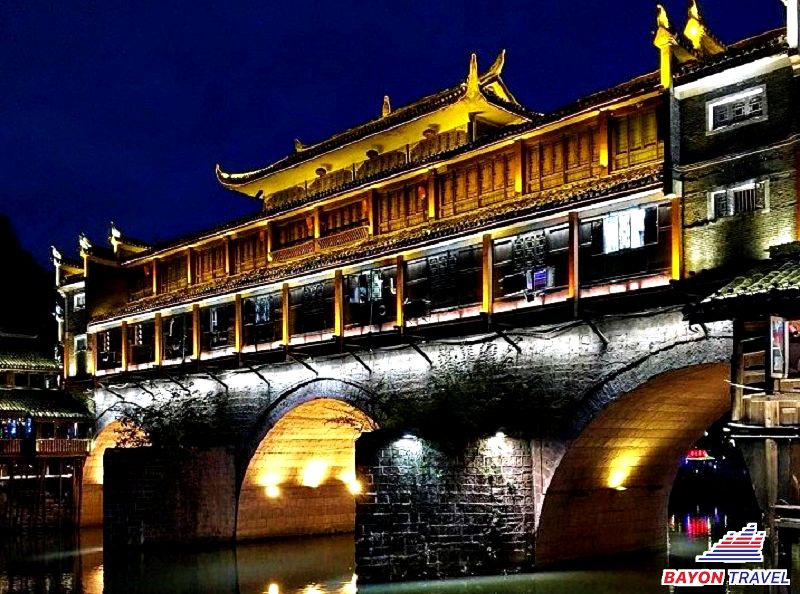 Du lịch Phượng Hoàng Cổ Trấn có gì hay – cầu Vũ Kiều lung linh khi màn đêm buông xuống Du lịch Phượng Hoàng Cổ Trấn có gì hay – cầu Vũ Kiều lung linh khi màn đêm buông xuống