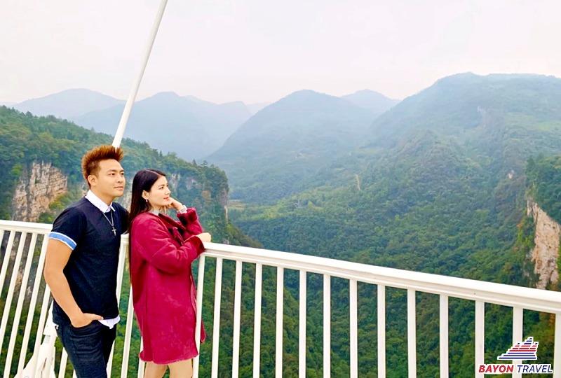 Kha Ly cùng ông xã check in ở Trương Gia Giới trong tour du lịch Phượng Hoàng Cổ Trấn Kha Ly cùng ông xã check in ở Trương Gia Giới trong tour du lịch Phượng Hoàng Cổ Trấn
