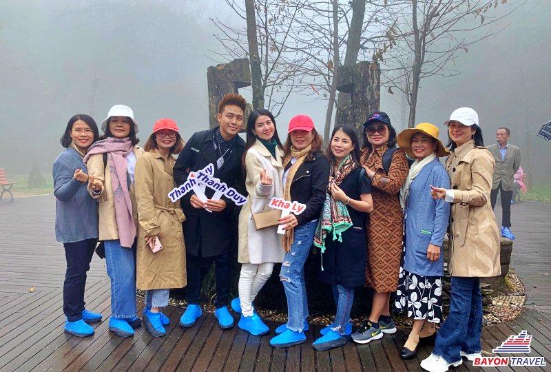 Cả đoàn vẻ vẻ chụp ảnh lưu niệm trong tour du lịch Phượng Hoàng Cổ Trấn của Bayon Travel Cả đoàn vẻ vẻ chụp ảnh lưu niệm trong tour du lịch Phượng Hoàng Cổ Trấn của Bayon Travel