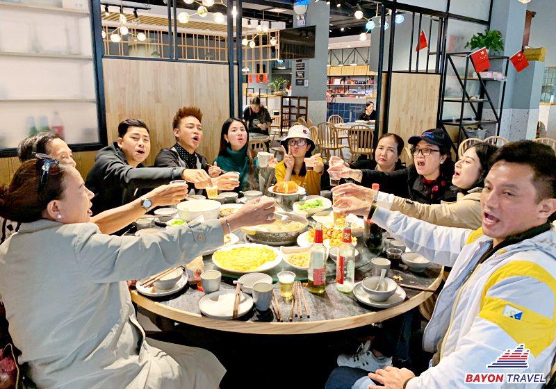 Cả đoàn cùng thưởng thức những món ăn đặc sản của Phượng Hoàng Cổ Trấn ở nhà hàng Cả đoàn cùng thưởng thức những món ăn đặc sản của Phượng Hoàng Cổ Trấn ở nhà hàng