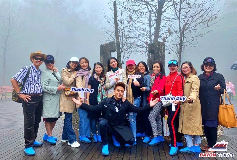 Cả đoàn hào hứng check in du lịch Phượng Hoàng Cổ Trấn Cả đoàn hào hứng check in du lịch Phượng Hoàng Cổ Trấn