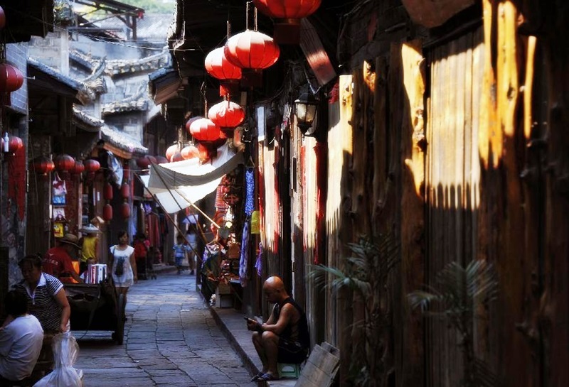 Du lịch Phượng Hoàng cổ trấn có gì hay: Con ngõ nhỏ chứa đựng giá trị văn hóa tinh thần ở Phượng Hoàng Cổ Trấn (Ảnh: sưu tầm) Du lịch Phượng Hoàng cổ trấn có gì hay: Con ngõ nhỏ chứa đựng giá trị văn hóa tinh thần ở Phượng Hoàng Cổ Trấn (Ảnh: sưu tầm)