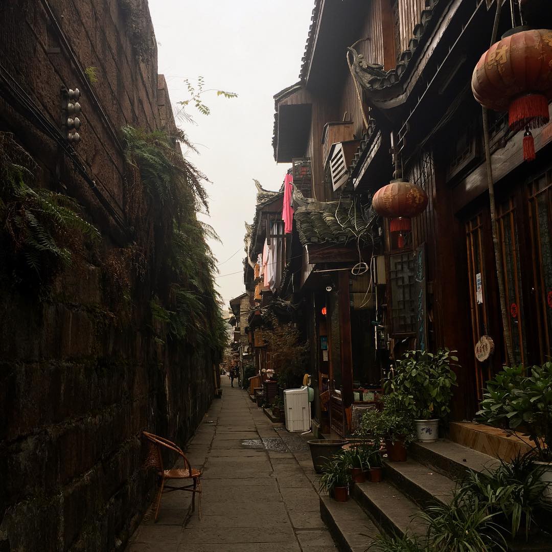 Không khí trong lành và tĩnh mịch cho những ai thích hoài niệm ở Phượng Hoàng Cổ Trấn (Ảnh: sưu tầm) Không khí trong lành và tĩnh mịch cho những ai thích hoài niệm ở Phượng Hoàng Cổ Trấn (Ảnh: sưu tầm)