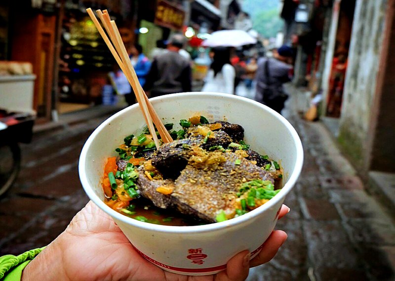 Khách du lịch dùng thử Đậu phụ thối ở Phượng Hoàng Cổ Trấn. Khách du lịch dùng thử Đậu phụ thối ở Phượng Hoàng Cổ Trấn.