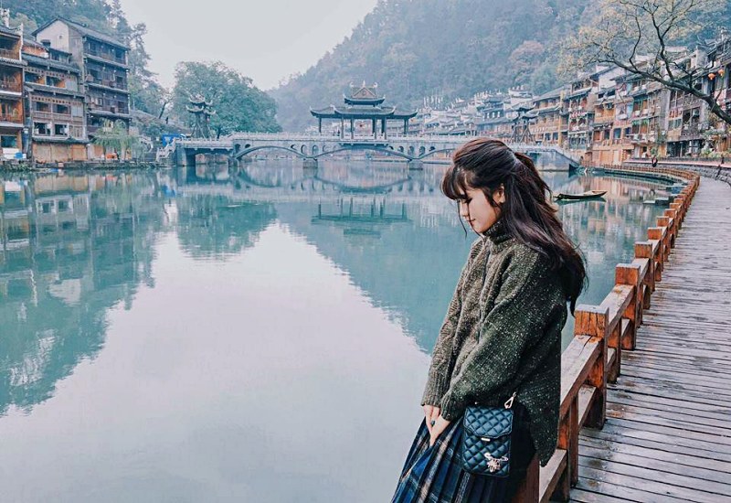 Sông Đà Giang phẳng lặng chờ đón các tín đồ du lịch mùa đông ở Phượng Hoàng Cổ Trấn Sông Đà Giang phẳng lặng chờ đón các tín đồ du lịch mùa đông ở Phượng Hoàng Cổ Trấn