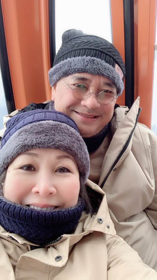 Hai vợ chồng NSND Hồng Vân check in trên cáp treo lên Thiên Môn Sơn Hai vợ chồng NSND Hồng Vân check in trên cáp treo lên Thiên Môn Sơn