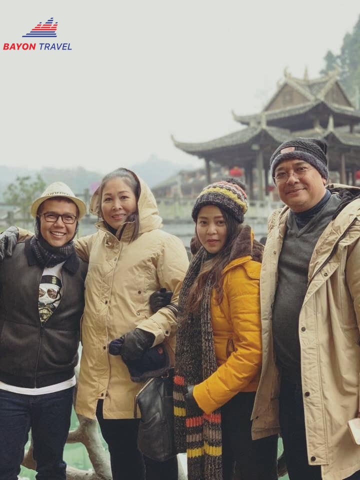 Ai ai cũng hào hứng cười tươi rói để ghi lại khoảnh khắc ở Phượng Hoàng Cổ trấn mùa đông Ai ai cũng hào hứng cười tươi rói để ghi lại khoảnh khắc ở Phượng Hoàng Cổ trấn mùa đông