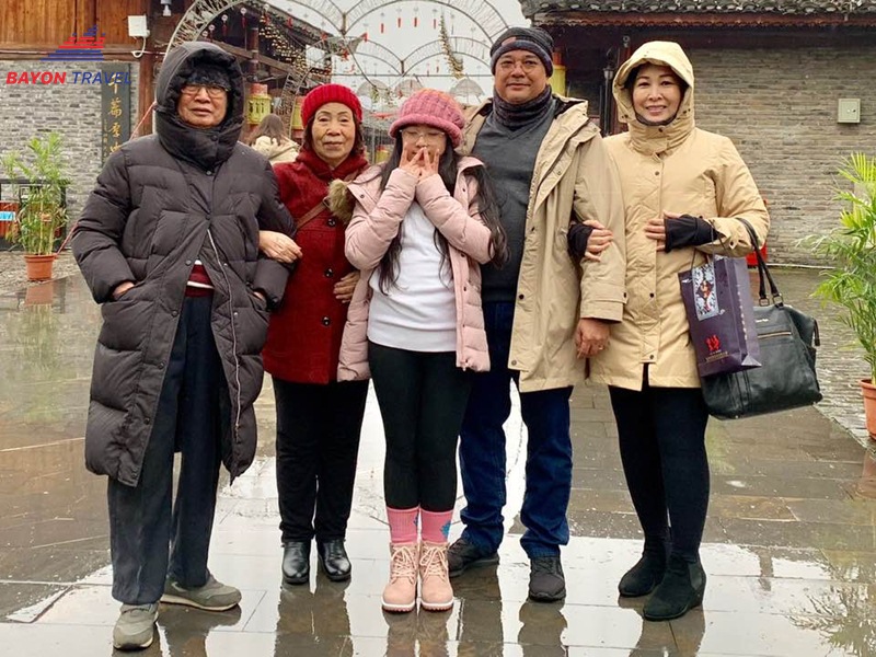 Ngay cả bố mẹ chồng của cô Hồng Vân cũng rất hào hứng với chuyến đi Phượng Hoàng Cổ trấn này Ngay cả bố mẹ chồng của cô Hồng Vân cũng rất hào hứng với chuyến đi Phượng Hoàng Cổ trấn này