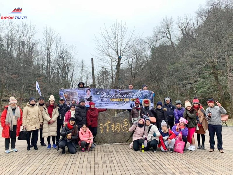 Cả đoàn hào hứng chụp ảnh lưu niệm du lịch Phượng Hoàng Cổ trấn mùa đông Cả đoàn hào hứng chụp ảnh lưu niệm du lịch Phượng Hoàng Cổ trấn mùa đông