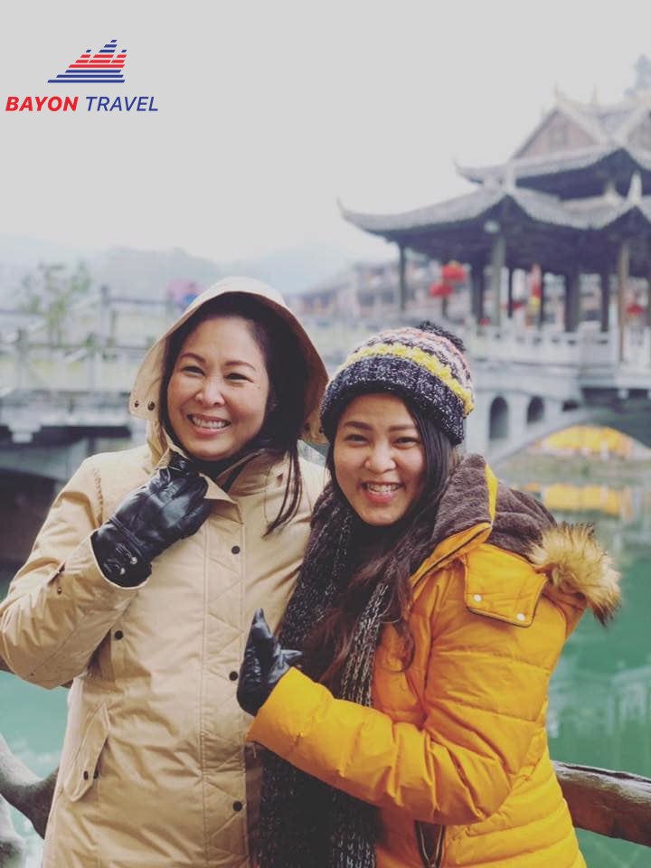 NSND Hồng Vân vui vẻ chụp ảnh cùng diễn viên Minh Nga trong đoàn du lịch Phượng Hoàng Cổ trấn NSND Hồng Vân vui vẻ chụp ảnh cùng diễn viên Minh Nga trong đoàn du lịch Phượng Hoàng Cổ trấn