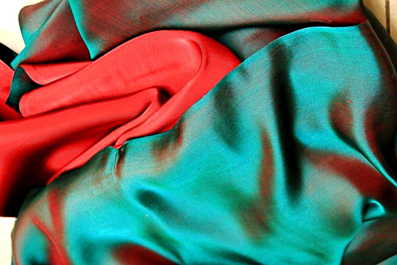 Những tấm vải lụa trơn như thế này may áo dài sẽ rất đẹp nên hãy mua làm quà du lịch Phượng Hoàng Cổ Trấn các bạn nhé (Ảnh: sưu tầm) Những tấm vải lụa trơn như thế này may áo dài sẽ rất đẹp nên hãy mua làm quà du lịch Phượng Hoàng Cổ Trấn các bạn nhé (Ảnh: sưu tầm)