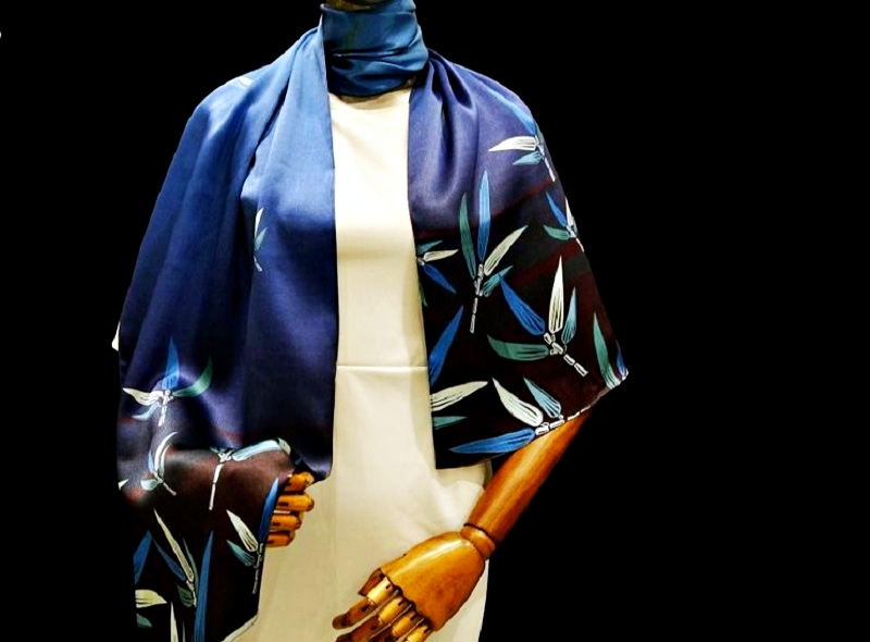 Du lịch Phượng Hoàng Cổ Trấn mua gì làm quà: Khăn lụa có thể thắt hoặc choàng được rất nhiều kiểu (Ảnh: sưu tầm) Du lịch Phượng Hoàng Cổ Trấn mua gì làm quà: Khăn lụa có thể thắt hoặc choàng được rất nhiều kiểu (Ảnh: sưu tầm)