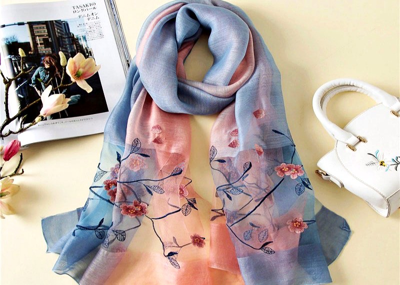 Du lịch Phượng Hoàng Cổ Trấn mua gì làm quà: Chiếc khăn lụa với hoạ tiết thêu tay vô cùng trẻ trung Du lịch Phượng Hoàng Cổ Trấn mua gì làm quà: Chiếc khăn lụa với hoạ tiết thêu tay vô cùng trẻ trung