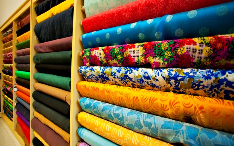 Các loại vải lụa tơ tằm với rất nhiều màu sắc và mẫu mã du lịch Phượng Hoàng Cổ Trấn các bạn có thể mua về làm quà (Ảnh: sưu tầm) Các loại vải lụa tơ tằm với rất nhiều màu sắc và mẫu mã du lịch Phượng Hoàng Cổ Trấn các bạn có thể mua về làm quà (Ảnh: sưu tầm)