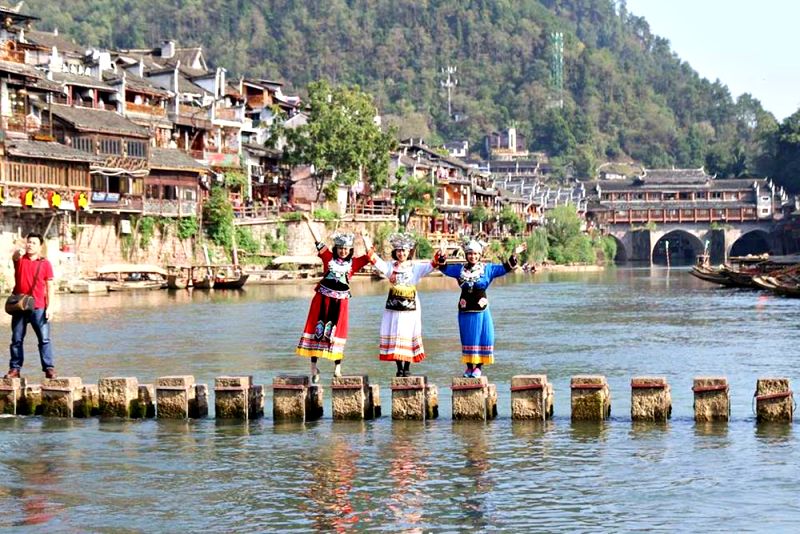 Check-in cầu nhảy khi du lịch Phượng Hoàng cổ trấn vào mùa hè Check-in cầu nhảy khi du lịch Phượng Hoàng cổ trấn vào mùa hè