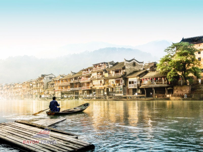 Đi du lịch chiêm ngưỡng Phượng Hoàng Cổ Trấn vào mùa hè đẹp long lanh dưới nắng hạ Đi du lịch chiêm ngưỡng Phượng Hoàng Cổ Trấn vào mùa hè đẹp long lanh dưới nắng hạ