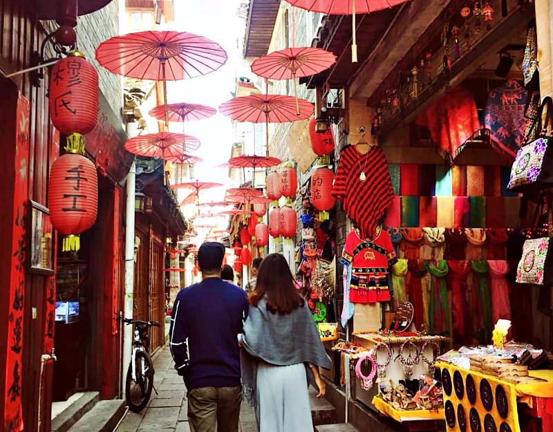 Du lịch Phượng Hoàng Cổ Trấn-mua đèn lồng độc đáo vè làm quà