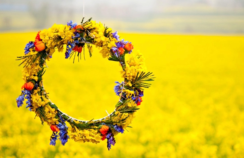 Tour du lịch Phượng Hoàng cổ trấn: Tự tay làm những chiếc vòng hoa cải dầu xinh đẹp để chụp hình chắc chắn bạn nữ nào đến Phượng Hoàng Cổ Trấn cũng rất thích (Ảnh: sưu tầm) Tour du lịch Phượng Hoàng cổ trấn: Tự tay làm những chiếc vòng hoa cải dầu xinh đẹp để chụp hình chắc chắn bạn nữ nào đến Phượng Hoàng Cổ Trấn cũng rất thích (Ảnh: sưu tầm)