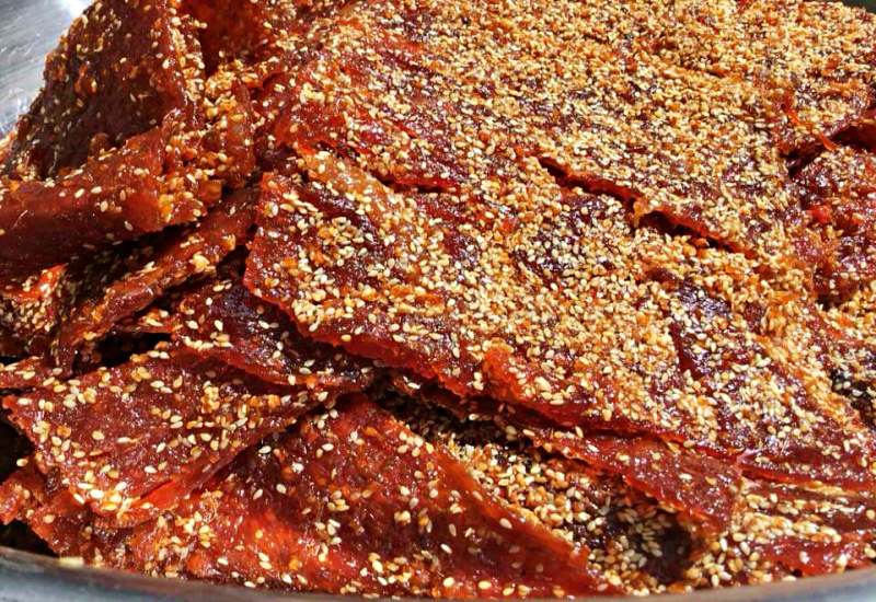 Du lịch Phượng Hoàng Cổ Trấn nên mua gì: Thịt bò khô vì chúng được tẩm ướp rất công phu nên rất thơm ngon Du lịch Phượng Hoàng Cổ Trấn nên mua gì: Thịt bò khô vì chúng được tẩm ướp rất công phu nên rất thơm ngon