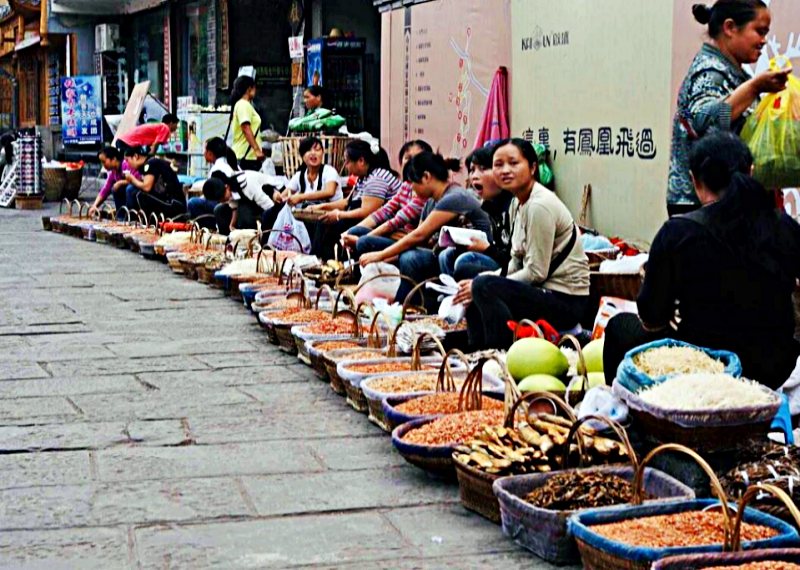 Các loại thịt khô được bày bán rất nhiều nên nếu du lịch Phượng Hoàng Cổ Trấn nên mua chúng các bạn nhé Các loại thịt khô được bày bán rất nhiều nên nếu du lịch Phượng Hoàng Cổ Trấn nên mua chúng các bạn nhé