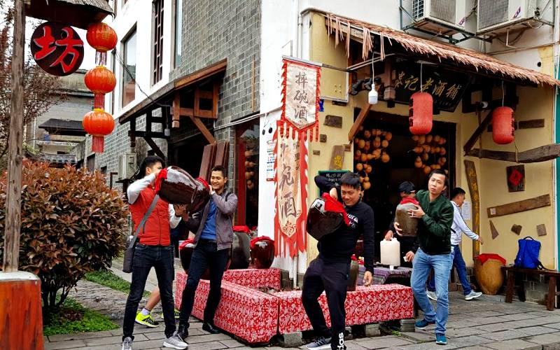 Khách du lịch đến Phượng Hoàng Cổ Trấn đều tranh nhau mua rượu Nữ Nhi Hồng (Ảnh: sưu tầm) Khách du lịch đến Phượng Hoàng Cổ Trấn đều tranh nhau mua rượu Nữ Nhi Hồng (Ảnh: sưu tầm)