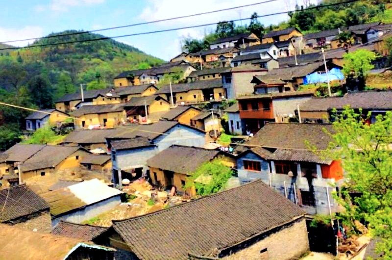 Du lịch Phượng Hoàng Cổ Trấn: Những ngôi nhà cổ được xây dựng từ rất lâu đời tại Làng Miêu Du lịch Phượng Hoàng Cổ Trấn: Những ngôi nhà cổ được xây dựng từ rất lâu đời tại Làng Miêu