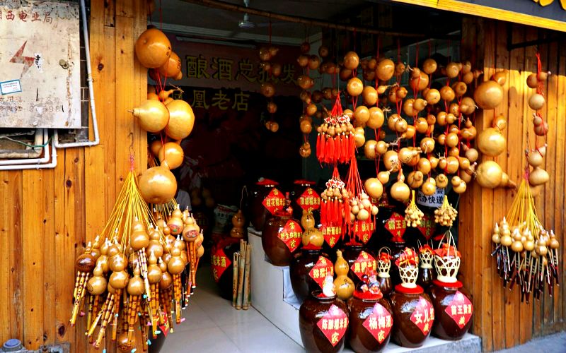 Du lịch Phượng Hoàng cổ trấn: Rượu đựng trong các bình hồ lô độc đáo và ấn tượng Du lịch Phượng Hoàng cổ trấn: Rượu đựng trong các bình hồ lô độc đáo và ấn tượng