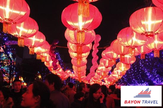 Nhiều nghệ nhân thi nhau làm nên những tuyệt tác đèn lồng thắp sáng cả Trấn Cổ Phượng Hoàng Nhiều nghệ nhân thi nhau làm nên những tuyệt tác đèn lồng thắp sáng cả Trấn Cổ Phượng Hoàng