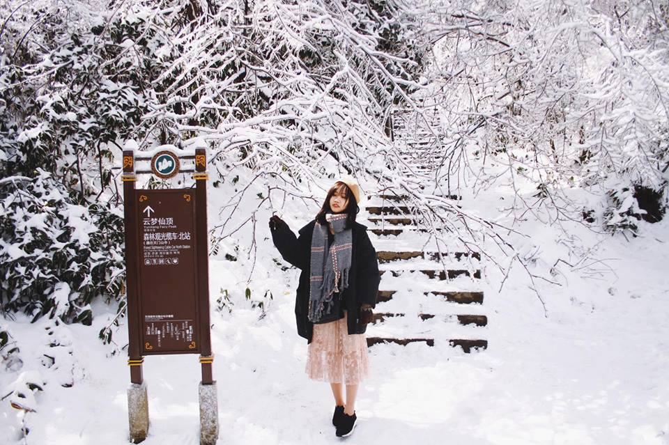 Bức hình sống ảo với tuyết của cô gái trong chuyến du lịch Phượng Hoàng Cổ Trấn tháng 12 khiến ai nhìn thấy cũng phải ngất ngây (Ảnh: sưu tầm) Bức hình sống ảo với tuyết của cô gái trong chuyến du lịch Phượng Hoàng Cổ Trấn tháng 12 khiến ai nhìn thấy cũng phải ngất ngây (Ảnh: sưu tầm)