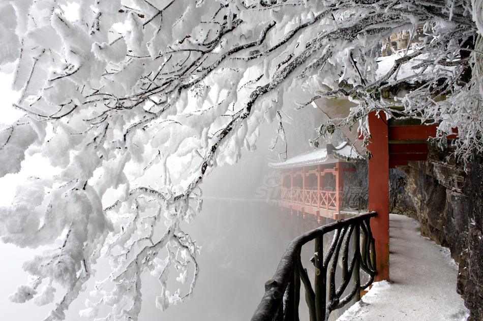 Tuyết phủ dày đặc cả lớp kính luôn, vừa chụp ảnh vừa nghịch tuyết thì chuyến đi du lịch Phượng Hoàng Cổ Trấn tháng 12 hay phải biết (Ảnh: sưu tầm) Tuyết phủ dày đặc cả lớp kính luôn, vừa chụp ảnh vừa nghịch tuyết thì chuyến đi du lịch Phượng Hoàng Cổ Trấn tháng 12 hay phải biết (Ảnh: sưu tầm)