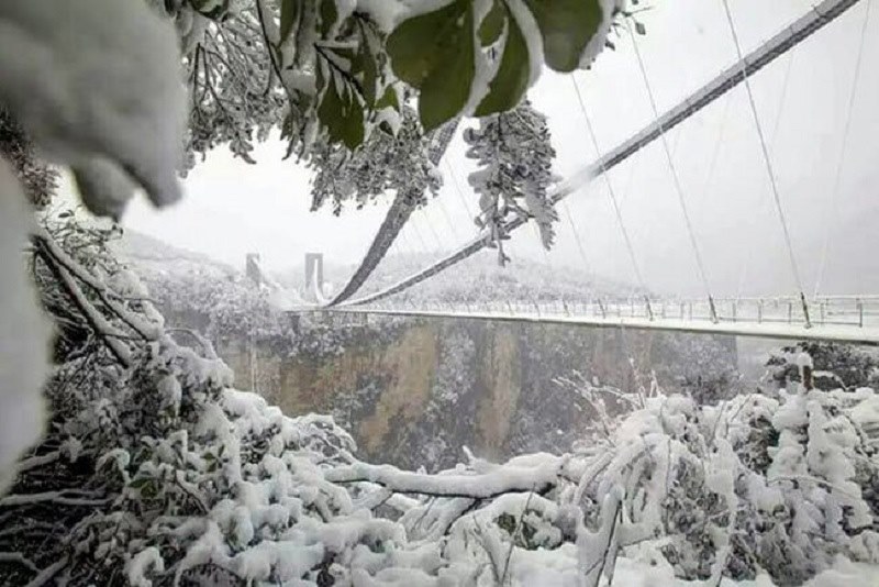 Cả 4 mặt của cây cầu này đều được phủ đầy băng tuyết – một địa điểm chụp hình du lịch Phượng Hoàng Cổ Trấn tháng 12 không thể bỏ lỡ (Ảnh: sưu tầm) Cả 4 mặt của cây cầu này đều được phủ đầy băng tuyết – một địa điểm chụp hình du lịch Phượng Hoàng Cổ Trấn tháng 12 không thể bỏ lỡ (Ảnh: sưu tầm)