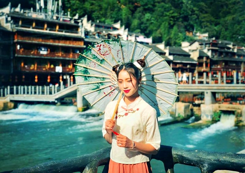 Trang phục truyền thống món quà du lịch đặc biệt Phượng Hoàng cổ trấn Trang phục truyền thống món quà du lịch đặc biệt Phượng Hoàng cổ trấn