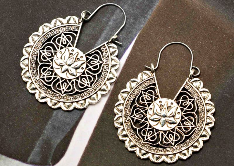 Trang sức truyền thống ở làng du lịch Phượng Hoàng cổ trấn Trang sức truyền thống ở làng du lịch Phượng Hoàng cổ trấn