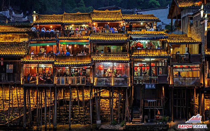 Cận cảnh những ngôi nhà được xây theo kiến trúc Điếu Cước Lâu tại Phượng Hoàng Cổ Trấn Trương Gia Giới Cận cảnh những ngôi nhà được xây theo kiến trúc Điếu Cước Lâu tại Phượng Hoàng Cổ Trấn Trương Gia Giới