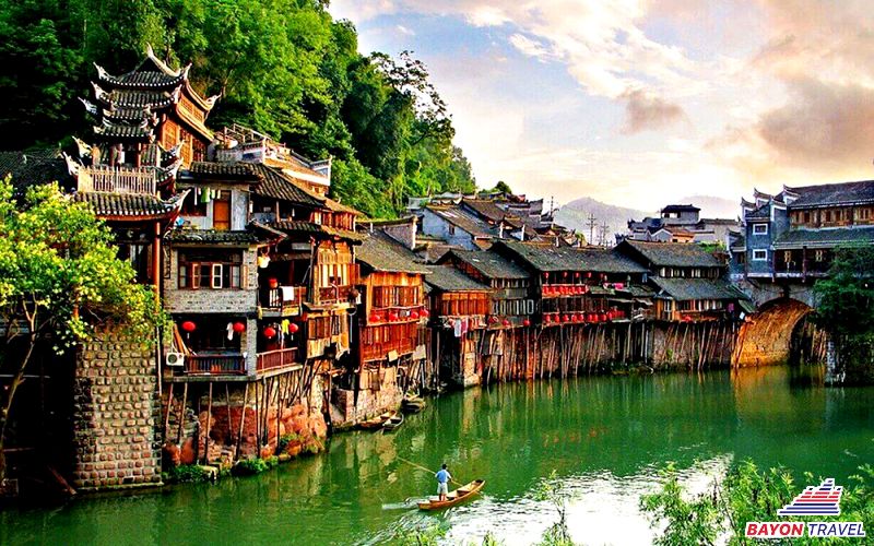 Du lịch Phượng Hoàng Cổ Trấn Trương Gia Giới các bạn sẽ được nghe kể về truyền thống xây nhà Điếu Cước Lâu Du lịch Phượng Hoàng Cổ Trấn Trương Gia Giới các bạn sẽ được nghe kể về truyền thống xây nhà Điếu Cước Lâu