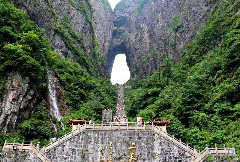 Cổng trời “Thiên Môn Sơn”- nơi phải checkin khi du lịch Phượng Hoàng Cổ Trấn Trương Gia Giới Cổng trời “Thiên Môn Sơn”- nơi phải checkin khi du lịch Phượng Hoàng Cổ Trấn Trương Gia Giới