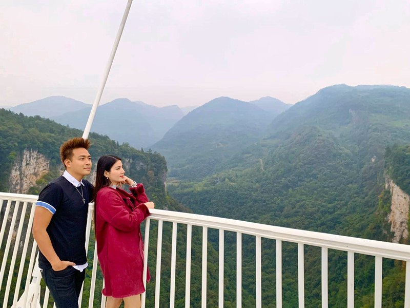 Cặp đôi thả dáng khi đứng trên Cầu Kính trong tour du lịch Trương Gia Giới Phượng Hoàng Cổ Trấn Cặp đôi thả dáng khi đứng trên Cầu Kính trong tour du lịch Trương Gia Giới Phượng Hoàng Cổ Trấn