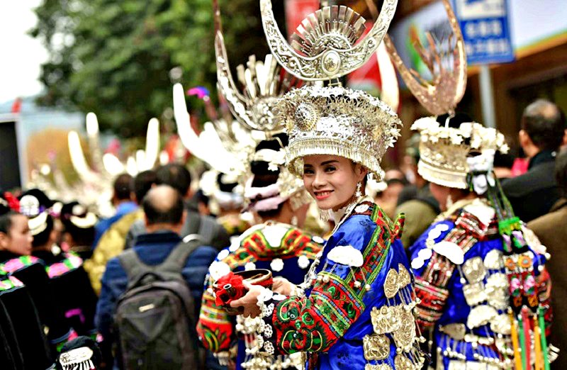 Du lịch Phượng Hoàng Cổ Trấn Trương Gia Giới: Hình ảnh những cô gái người Miêu duyên dáng sẽ khắc sâu trong tâm trí của du khách (Ảnh: sưu tầm) Du lịch Phượng Hoàng Cổ Trấn Trương Gia Giới: Hình ảnh những cô gái người Miêu duyên dáng sẽ khắc sâu trong tâm trí của du khách (Ảnh: sưu tầm)